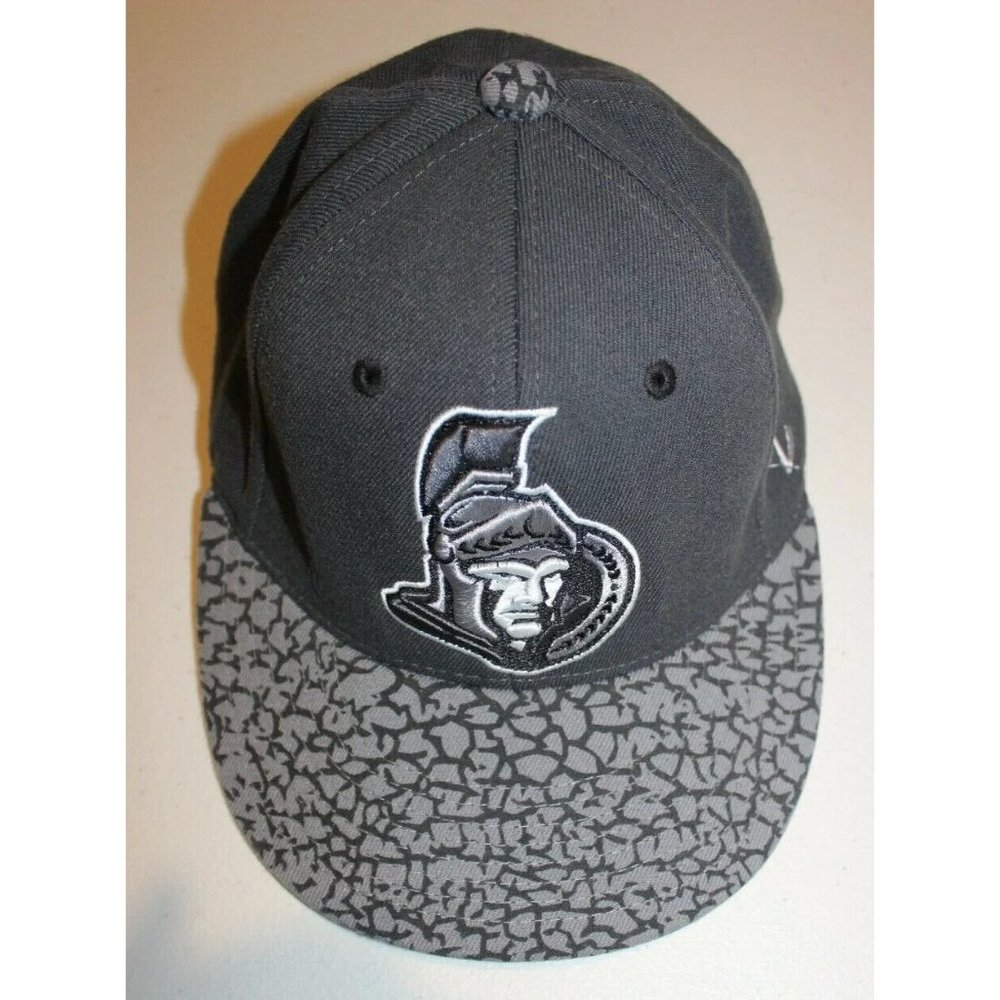 NHL Hockey Vintage Ottawa Senators Stretch Fit Hat Cap Fit Small Gray